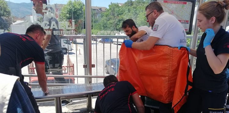 Otobüs beklediği duraktaki banka parmağı sıkışan çocuğu itfaiye kurtardı