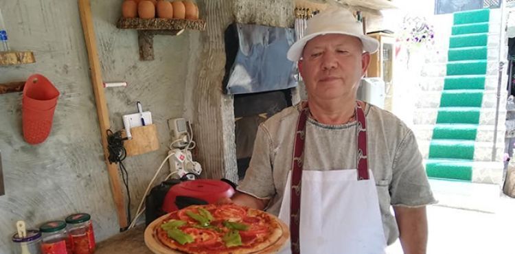 İsveç'te emekli olup köyünde pizzacı açtı
