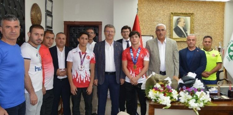 Siirt'ten Kayseri'ye gönül köprüsünü güreşçiler sağladı