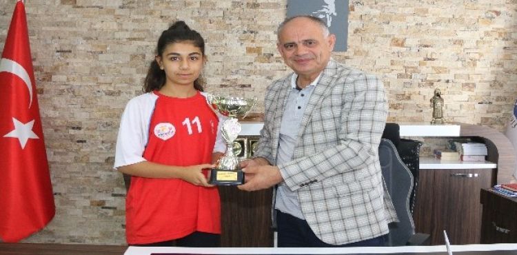 Başkan Öztürk Türkiye Şampiyonu Takımı Makamında Kabul Etti