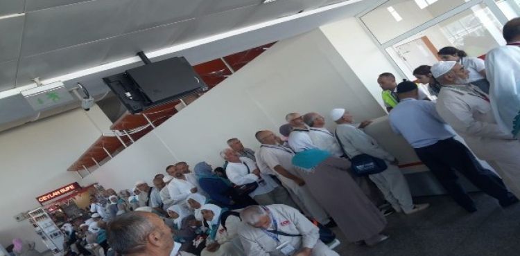 160 hacı adayı havaalanında mahsur kaldı