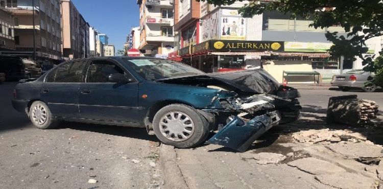 Kaza yapan otomobil duvara çarparak durabildi