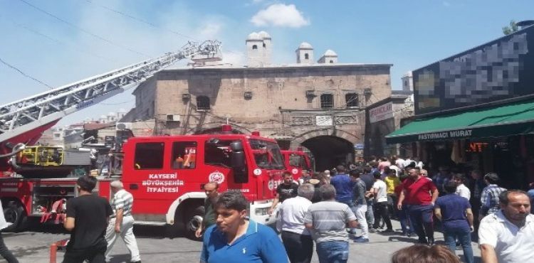 Tarihi Vezir Hanı'nda korkutan yangın