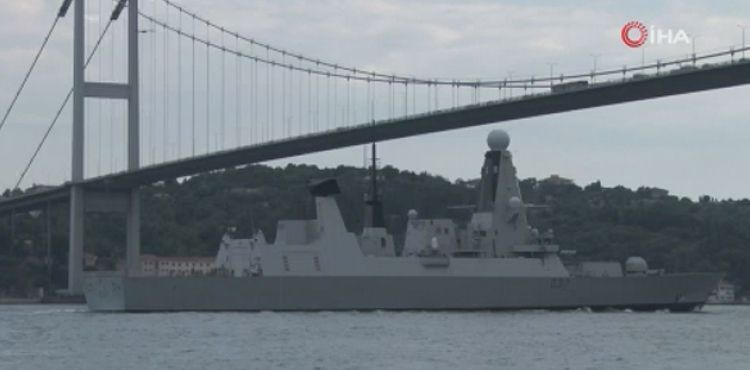 İngiliz savaş gemisi İstanbul Boğazı'ndan geçti !
