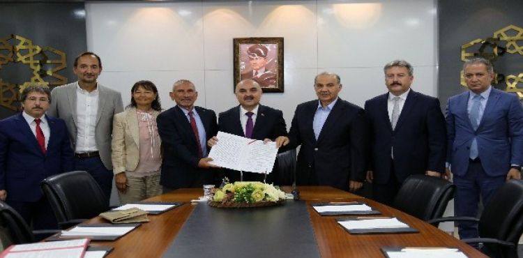 Valilikte İki Protokol Birden İmzalandı