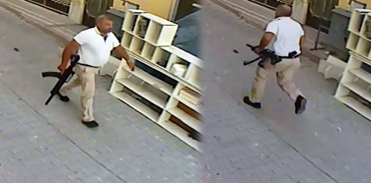 Elinde tüfek, belinde tabanca ile gitmiş
