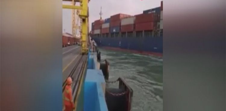 Konteyner gemisi limana çarptı