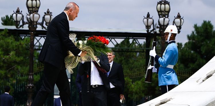 Cumhurbaşkanı Erdoğan, Şehitler Anıtı'na çiçek bıraktı
