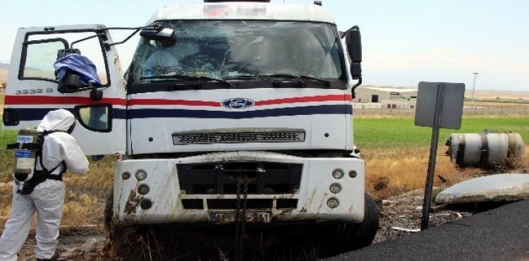 Asit yüklü tanker devrildi