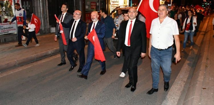 KTB 15 TEMMUZ’DA MEYDANDA SİMİT DAĞITTI