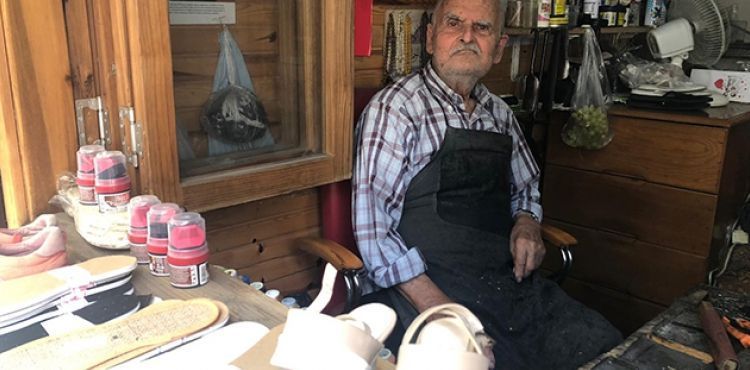 80 yıldır makine kullanmadan ayakkabı tamir ediyor