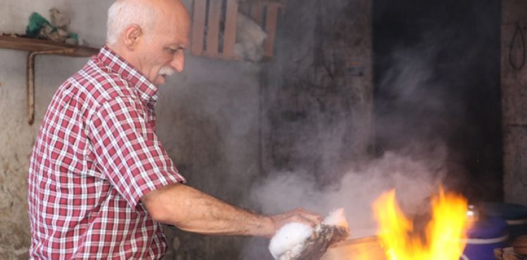Yarım asırdır 75 derecelik ateşin önünde çalışıyor