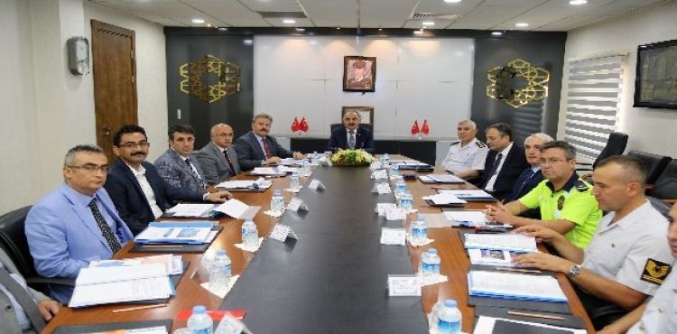 Vali Günaydın: “Araç kullanırken cep telefonu kullanmamalıyız”