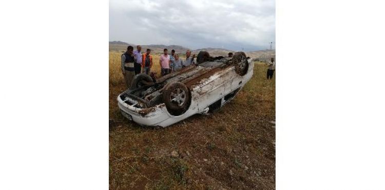 Çukura düşmemek için direksiyonu kırınca takla attılar: 3 yaralı