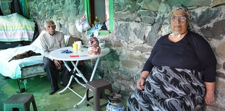 Karslı yaşlı çifte yardım eli uzandı