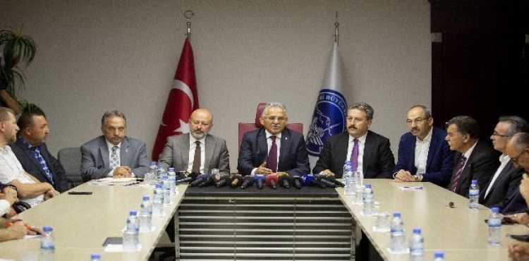 Başkan Büyükkılıç, ilçe belediye başkanları ve esnaf temsilcileri ile bir basın toplantısı yaptı