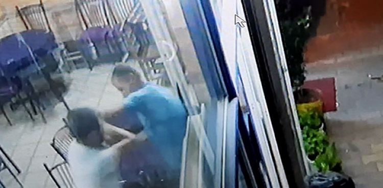 Gözünü bile kırpmadan kardeşini defalarca bıçakladı