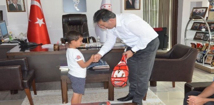 İl Müdürü Eskici'nden minik tenisçiye raket hediyesi