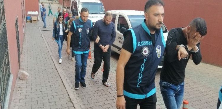 Aile rolü yapan dolandırıcılar tutuklandı
