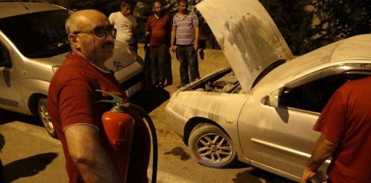Yanan araç mahalleliyi sokağa döktü