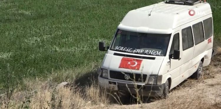 Minibüs şarampole devrildi: 2 yaralı