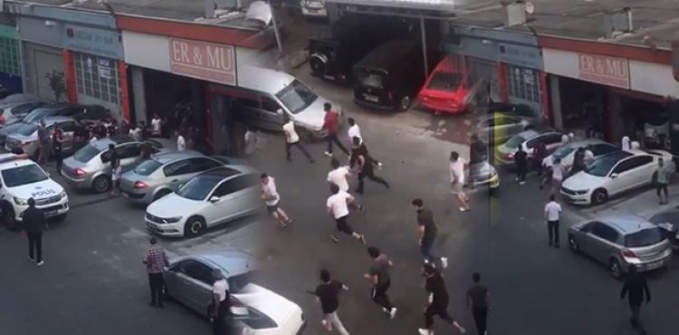 Maslak'ta elleri sopalı bir grubun iş yerini basma anı kamerada