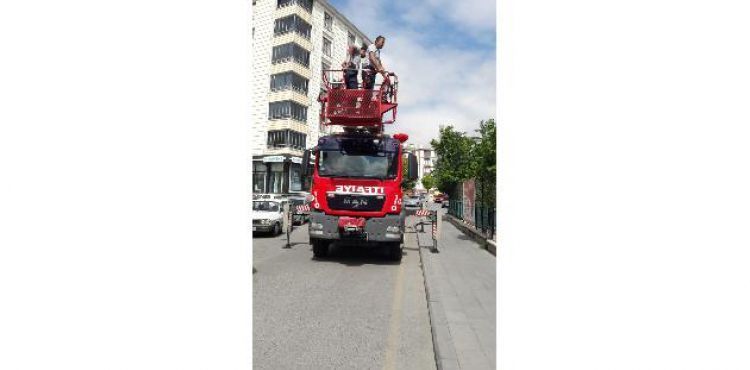 İtfaiye ekipleri çatıda asılı kalan kırlangıcı kurtardı