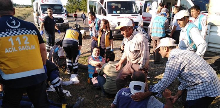 Minibüs ile kamyonet çarpıştı: 11 yaralı