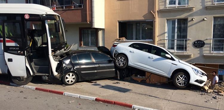 Servis aracı park halindeki araçları biçti