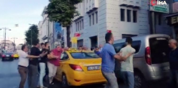 Taksiciyle, yolcunun bıçaklı kavgası kamerada