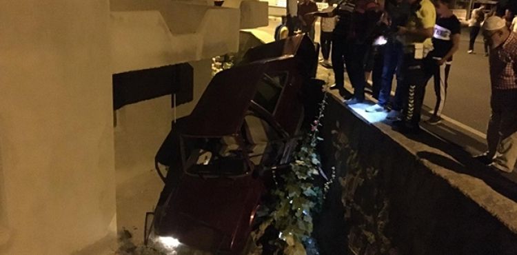 Isparta'da otomobil evin bahçesine uçtu, sürücüsü kaçtı
