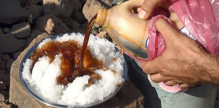 Kavurucu yaz sıcağında ‘karlı pekmez' yiyerek serinliyorlar