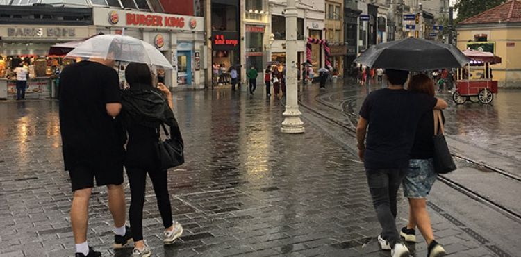İstanbul'da etkili olan yağış vatandaşlara zor anlar yaşattı