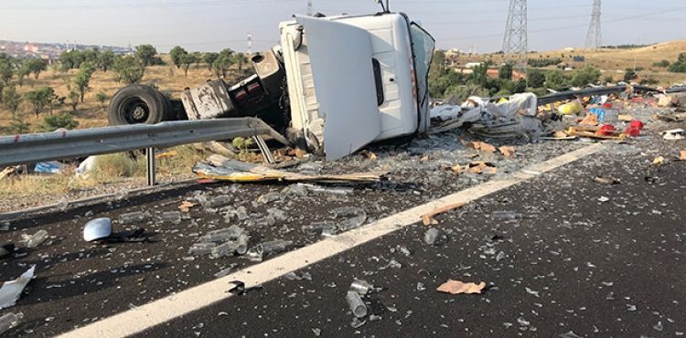 Başkent'te tır sürücüsü uyudu, aracı bariyerlere çarpıp ters döndü