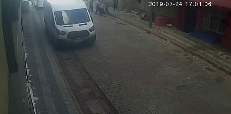 Sultangazi'de sokak ortasında tartıştığı komşularını bıçakladı