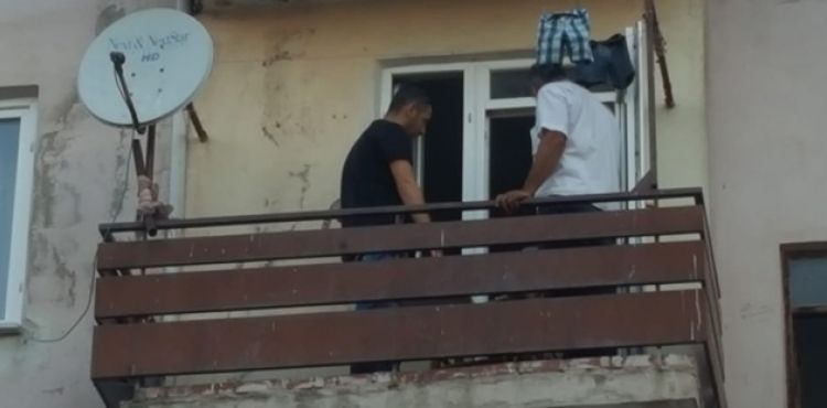 4. kattan düşen çocuk çamaşır telleri sayesinde ölümden kurtuldu