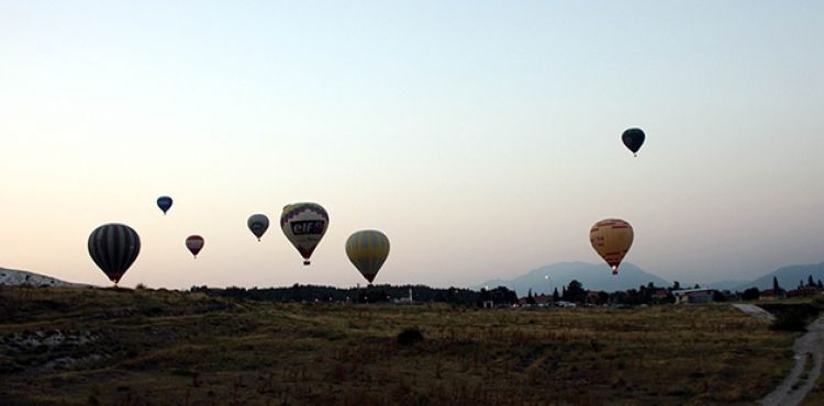 Beyaz cennet Pamukkale'yi balonlarla gün doğumu eşliğinde izliyorlar