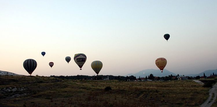 Beyaz cennet Pamukkale'yi balonlarla gn doumu eliinde izliyorlar