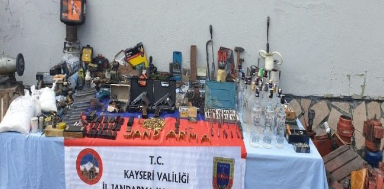 Sarız'da tabanca ve tabanca imalatında kullanılan malzeme yakalandı