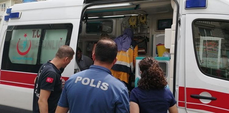 Parasını isteyen alacaklının kafasını kaldırım taşıyla yardı