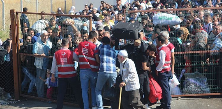Sınır kapısında 40 derece sıcakta Suriyeli izdihamı