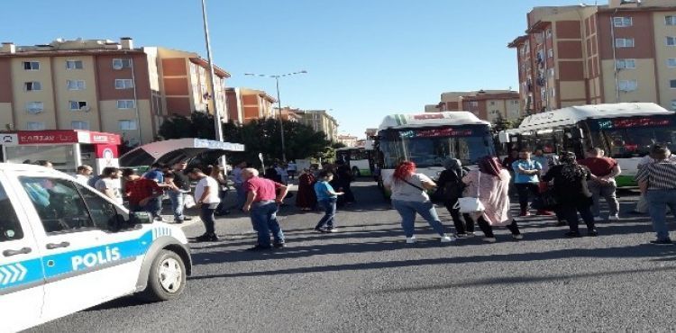 Vatandalar yol kesti, halk otobslerini geri istedi