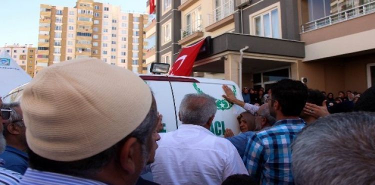 Şehit polis son yolculuğuna uğurlanıyor