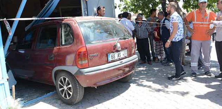 Kaza yapan otomobil terzi dükkanına girdi: 1 yaralı