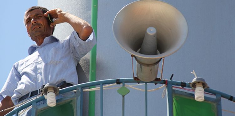 Telefonla konuşabilmek için cami minaresine çıkıyorlar