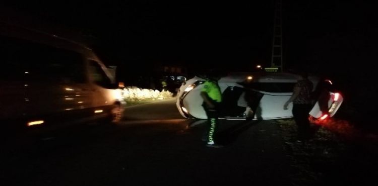 Kontrolden çıkan otomobil yan yattı