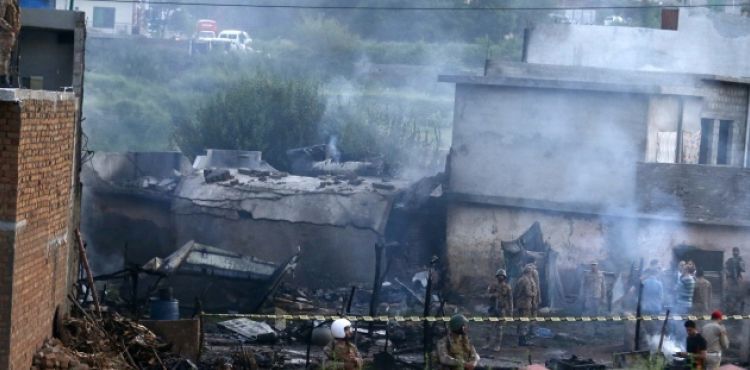 Pakistan'da uçak düştü: En az 17 ölü