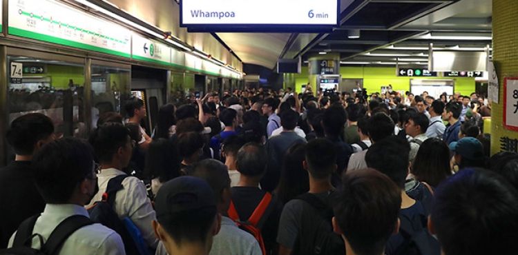 Hong Kong'da protestocular tren istasyonlarını bastı, ulaşım felç oldu