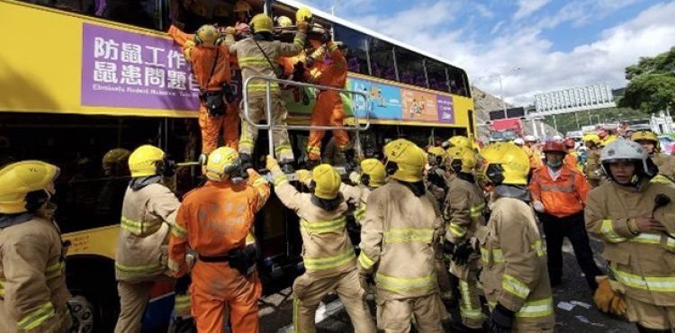 Hong Kong'da trafik kazası: 77 yaralı
