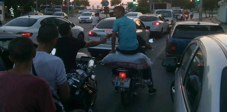 Motosiklette ‘çuvallı' yolculuk